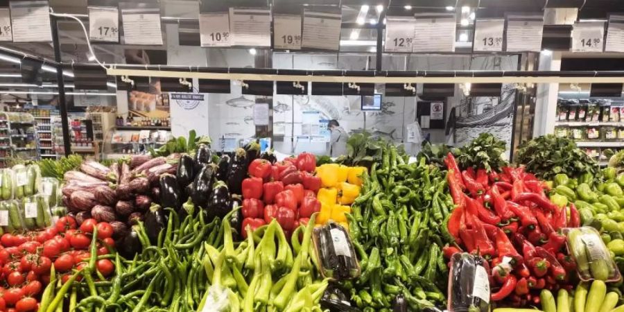 Angesichts der hohen Inflation haben türkische Bürger Schwierigkeiten, die steigenden Preise für fast alle Waren zu verkraften. Foto: Sadat/XinHua/dpa