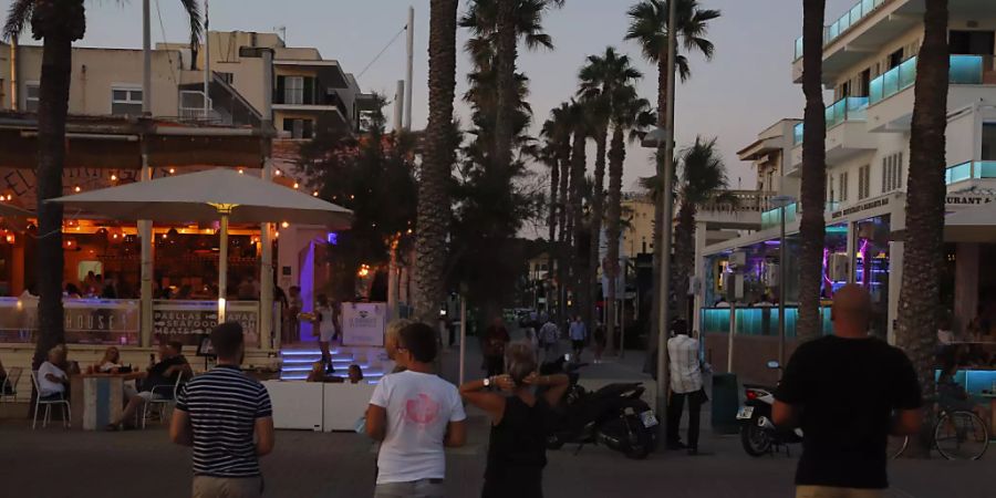 Menschen stehen in der Nähe der «Bierstrasse» am Strand von Arenal auf Palma de Mallorca. (Archiv)