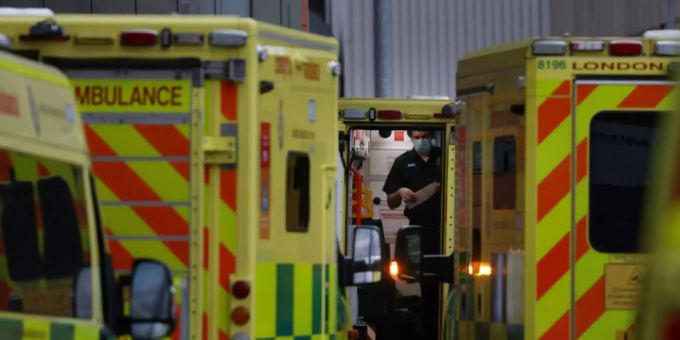 Rettungswagen vor einem Londoner Krankenhaus Rettungswagen vor einem Londoner Krankenhaus