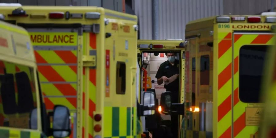 Rettungswagen vor einem Londoner Krankenhaus