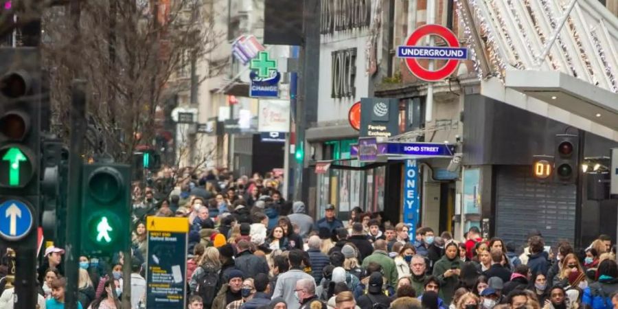 Menschen flanieren durch das Londoner West End. Foto: Tayfun Salci/ZUMA/dpa