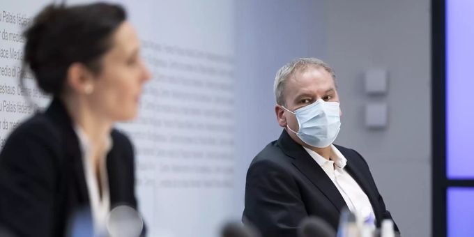 Die Corona-Fallzahlen schnellen aufgrund der hochansteckenden Omikron-Variante in die Höhe. Für Patrick Mathys (hinten rechts) vom BAG und Taskforce-Präsidentin Tanja Stadler präsentierte sich die Lage am wöchentlichen Point de Presse in Bern «äusserst ungünstig». Die Corona-Fallzahlen schnellen aufgrund der hochansteckenden Omikron-Variante in die Höhe. Für Patrick Mathys (hinten rechts) vom BAG und Taskforce-Präsidentin Tanja Stadler präsentierte sich die Lage am wöchentlichen Point de Presse in Bern «äusserst ungünstig».