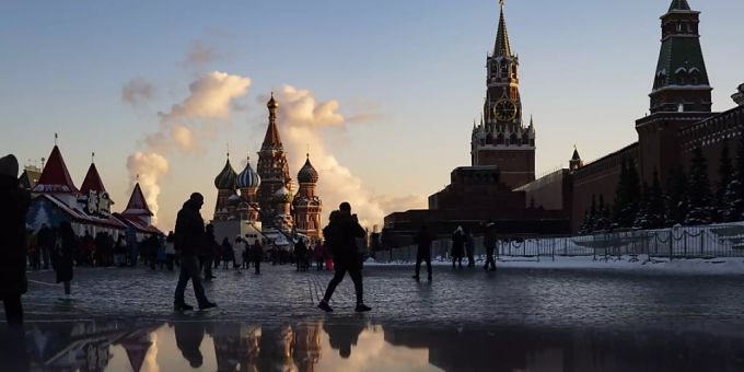 dpatopbilder - 61 Prozent der Befragten in Russland sind der Meinung gewesen, dass sie «ausländische Agenten» für «Verräter» halten . (Symbolbild) Foto: Alexander Zemlianichenko/AP/dpaussland medizinischen Test russland