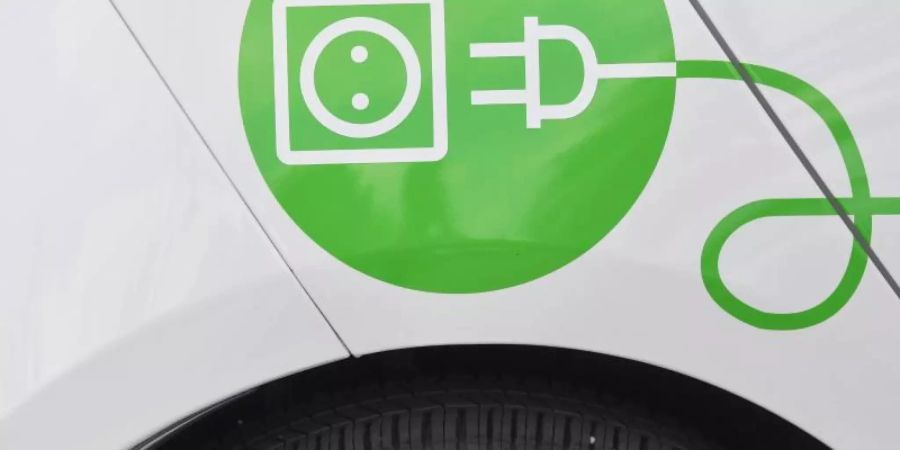 Von den 196.972 neu zugelassenen Autos im September waren 17,1 Prozent batterieelektrische Fahrzeuge und 12,7 Prozent Plug-in-Hybride. Foto: Patrick Pleul/dpa-Zentralbild/dpa