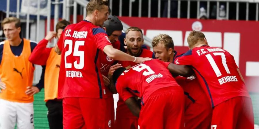 Rostocks Spieler jubeln nach dem 2:0 für Hansa im Ostsee-Duell mit Holstein Kiel. Foto: Frank Molter/dpa
