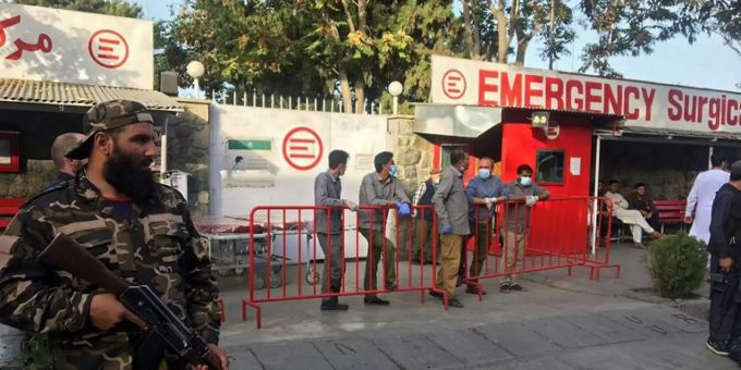 Taliban vor einem Krankenhaus in Kabul. Kabul