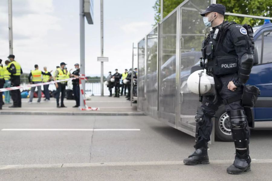 Polizisten im Einsatz während der Protestaktion von Extinction Rebellion am 20. Juni 2020 in Zürich.