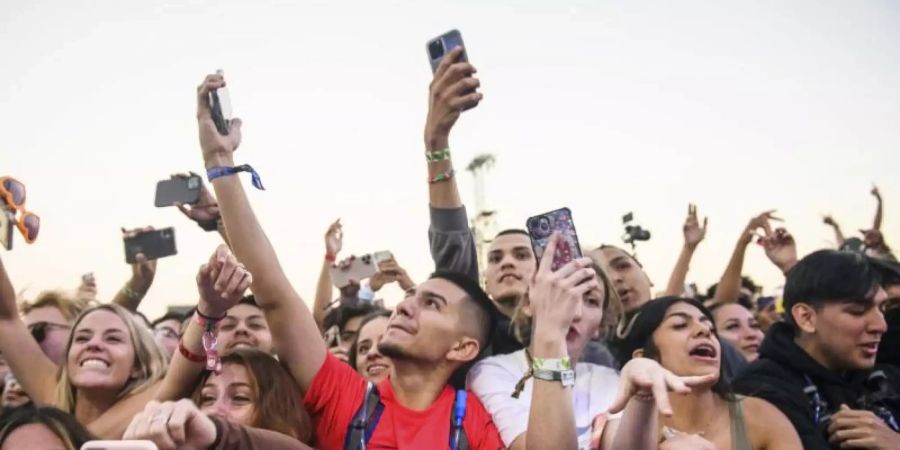 Festivalbesucher stehen dicht gedrängt hinter einer Absperrung beim Astroworld Festival in Houston. Foto: Jamaal Ellis/Houston Chronicle/AP/dpa