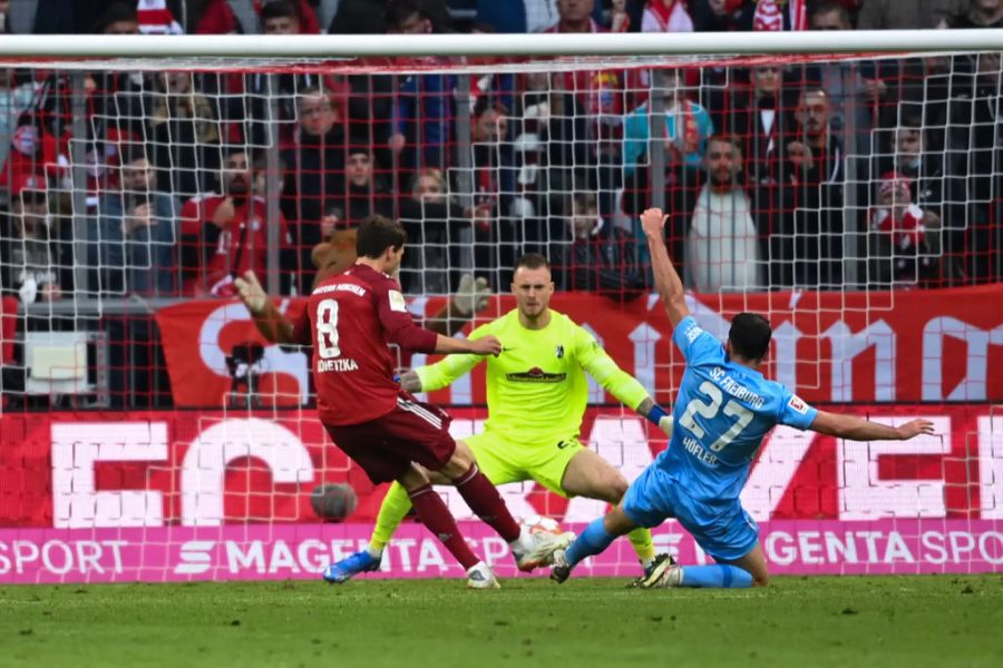 Leon Goretzka bricht den Bann nach einer halben Stunde.