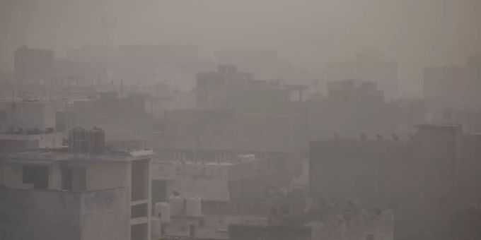 Morgendlicher Dunst und Smog hängt über der Stadt. Foto: Altaf Qadri/AP/dpa Morgendlicher Dunst und Smog hängt über der Stadt. Foto: Altaf Qadri/AP/dpa