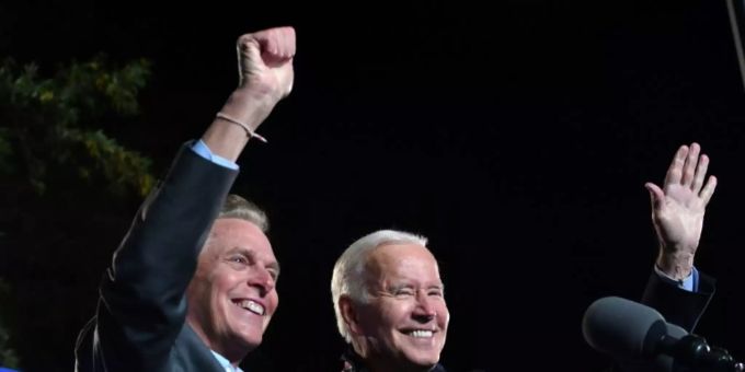 US-Präsident Biden (r.) mit Gouverneurskandidat McAuliffe in Arlington US-Präsident Biden (r.) mit Gouverneurskandidat McAuliffe in Arlington