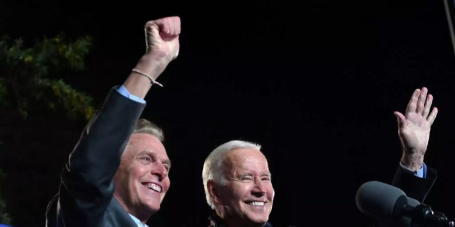 US-Präsident Biden (r.) mit Gouverneurskandidat McAuliffe in Arlington