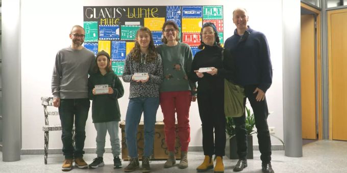 Glückliche GartäGlarisler - die Gewinner 2021 v.l.n.r.: Jan Dreier mit Sohn Wim, Ava Schifferle mit Fabia Hadorn, Beatrice Buttinger und Sören Ehlers, Vertreter WWF Glarnerland, freuen sich über ihre Auszeichnung. GartäGlarisler 2021