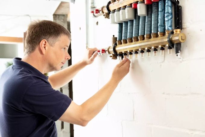 Servicetechniker bei der Arbeit. Kurt Vorburger AG Rohr