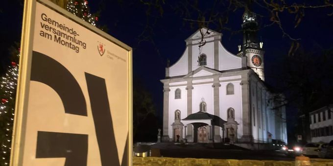 Mit eigens kreierten Plakaten hat die Einwohnergemeinde Cham erstmals im öffentlichen Raum auf die Gemeindeversammlung aufmerksam gemacht Gemeindeversammlung Cham