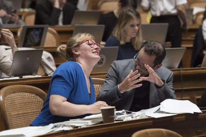 Die Grünen-Nationalratsmitglieder Aline Trede (BE) und Balthasar Glättlii (ZH) während der Debatte rund um das BÜPF, Juni 2015. Grüne BÜPF