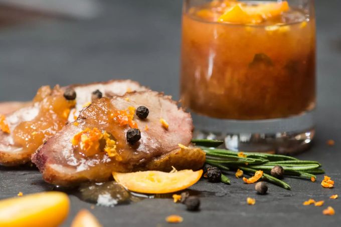 Ein Apfel-Kumquat-Chutney passt perfekt über die Scheiben von gebratener Entenbrust. Chutney