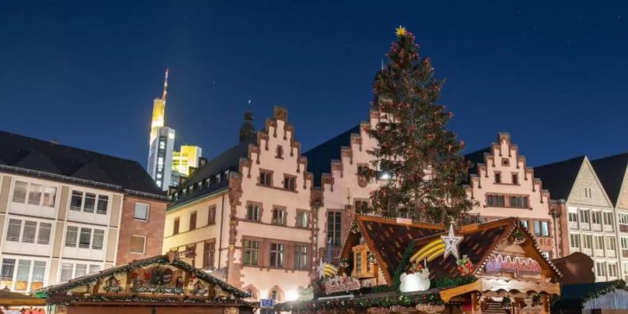 Die Corona-Massnahmen haben sich dem Schaustellerbund zufolge auf die Weihnachtsmarkt-Umsätze ausgewirkt. Foto: Julia Cebella/dpa/Symbolbild