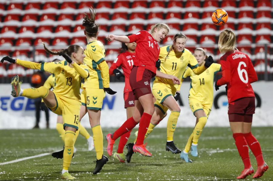 Rahel Kiwic (Nummer 14) trifft per Kopf zum zwischenzeitlichen 2:0.