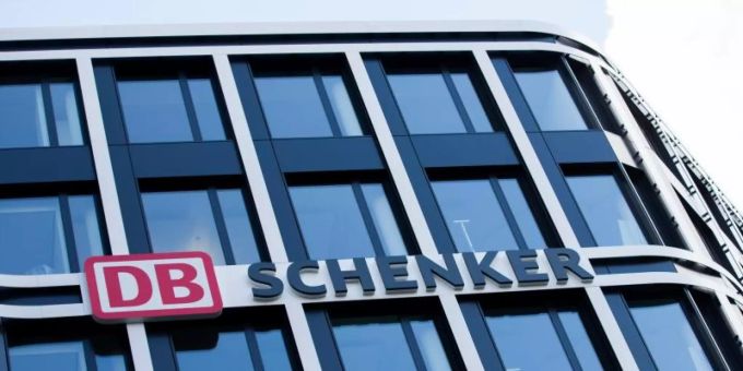 Das Logo von DB Schenker an einem Gebäude. DB Schenker