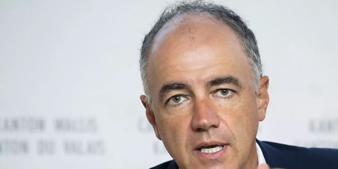 Der Walliser Staatsrat Christophe Darbellay kritisiert die Quarantäneregeln für Personen, die aus bestimmten Ländern in die Schweiz einreisen wollen. Der Walliser Staatsrat Christophe Darbellay kritisiert die Quarantäneregeln für Personen, die aus bestimmten Ländern in die Schweiz einreisen wollen.