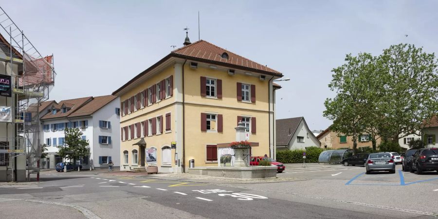 Das alte Dorfschulhaus in Frenkendorf diente später auch als Gemeindehaus.