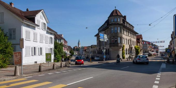 Die Bahnhofstrasse in Romanshorn. Die Bahnhofstrasse in Romanshorn.