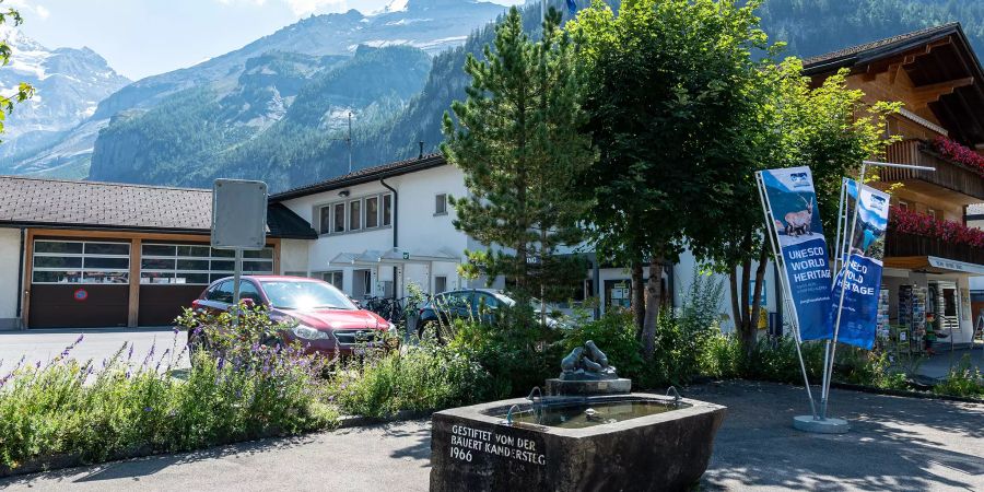 Die Gemeindeverwaltung in Kandersteg rechts. Links hinten das Feuerwehrdepot von Kandersteg.