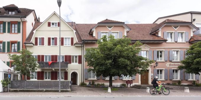 Das Bürgerhaus und die Gemeindeverwaltung an der Fehrenstrasse in Breitenbach. Das Bürgerhaus und die Gemeindeverwaltung an der Fehrenstrasse in Breitenbach.