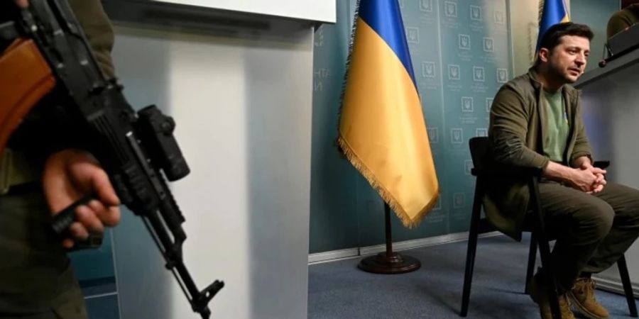 So auch, als der ukrainische Präsident erstmals in einem Bunker vor Journalisten auftrat.