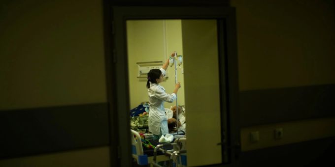 Zahlreiche Gesundheitseinrichtungen wurden infolge des Kriegs in der Ukraine beschädigt oder zerstört. Zahlreiche Gesundheitseinrichtungen wurden infolge des Kriegs in der Ukraine beschädigt oder zerstört.