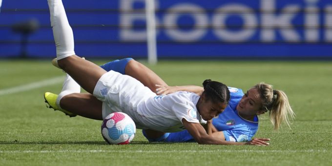 Sveindis Jonsdottir (Island) gegen Martina Rosucci (Italien) an der EM in England. Italien Island Fussball-EM
