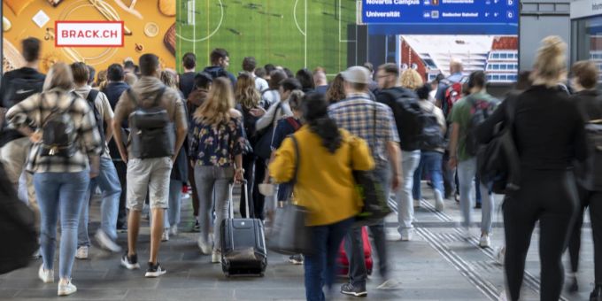 Die SP will den öffentlichen Verkehr preislich attraktiver machen. Die Gegner befürchten eine Überlastung des Systems wie in Deutschland. SBB SP 9-Euro-Ticket