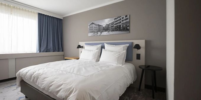 Die Stadt Bern verzeichnete 2023 einen Anstieg der Gästeankünfte um 6,1 Prozent, vor allem dank ausländischer Besucher. (Archivbild) Hotels sollen Zimmer auf der eigenen Website günstiger anbieten dürfen als auf Online-Buchungsplattformen. Das Parlament verbietet so genannte Preisbindungsklauseln. (Archivbild)