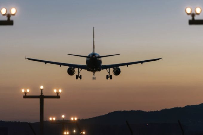 Ein Flugzeug landet am Zürcher Flughafen in Kloten. Seit der Aufhebung der Vorschriften gegen das Coronavirus fliegen die Menschen wieder vermehrt. Flugzeug