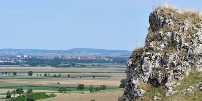 Das Ries ist ein riesiger Krater von 25 Kilometern Durchmesser. Mittendrin liegt die Stadt Nördlingen. Ries Nördlingen Felsen Stadt Flachland
