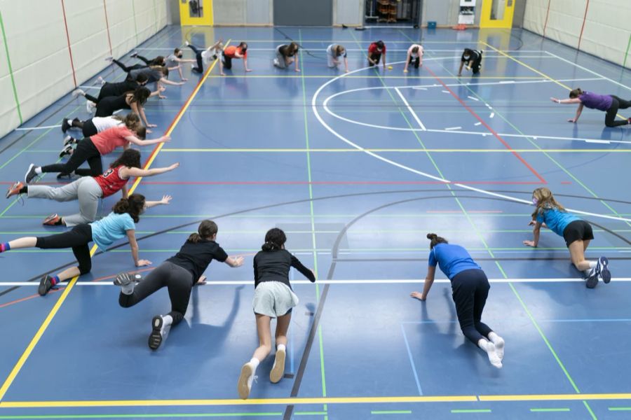 Lehrpersonen arbeiten nicht nur zu Unterrichtszeiten – auch neben den Lektionen gibt es viel zu tun. (Symbolbild)