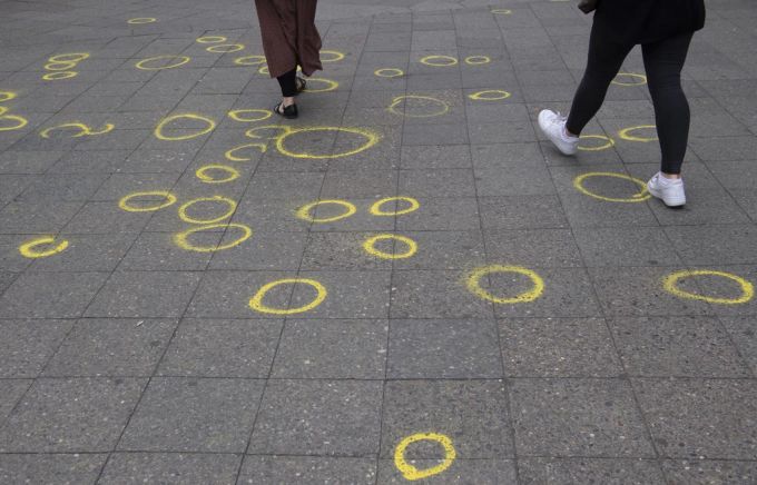 Passanten gehen über gelbe Kreise, mit denen Kriminaltechniker nach der Amokfahrt Spuren markierten. (Paul Zinken/dpa) amokfahrt