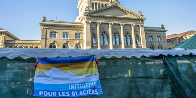 Ein Banner zur Gletscherinitiative hängt am 14. Juni 2022 vor dem Bundeshaus in Bern. gletscherinitiative