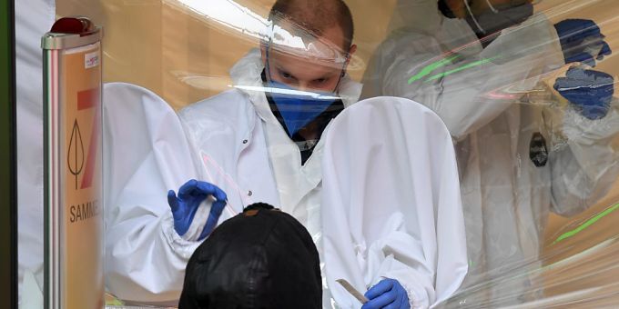 ARCHIV - Eine Person wird an einer Covid-Teststation einer Apotheke mit einem Antigen-Schnelltest auf das Coronavirus getestet. Foto: Roland Schlager/APA/dpa ARCHIV - Eine Person wird an einer Covid-Teststation einer Apotheke mit einem Antigen-Schnelltest auf das Coronavirus getestet. Foto: Roland Schlager/APA/dpa