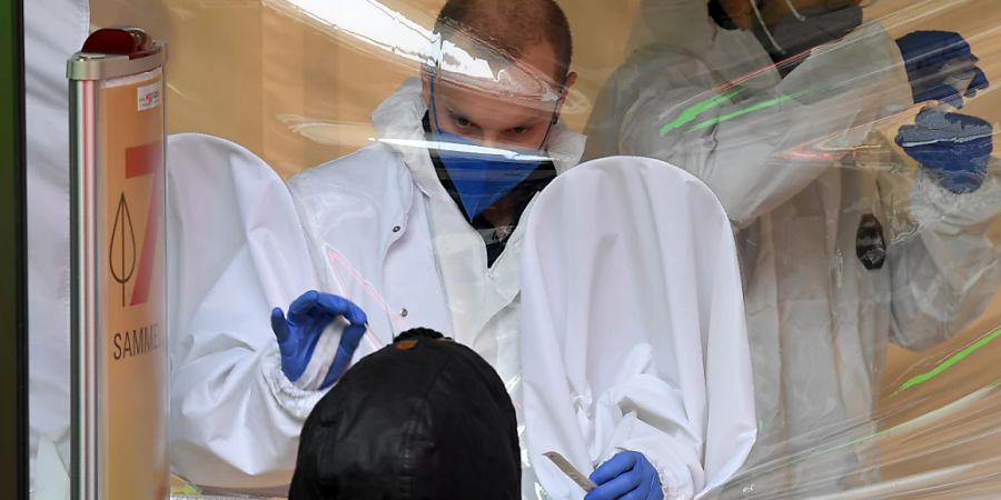 ARCHIV - Eine Person wird an einer Covid-Teststation einer Apotheke mit einem Antigen-Schnelltest auf das Coronavirus getestet. Foto: Roland Schlager/APA/dpa