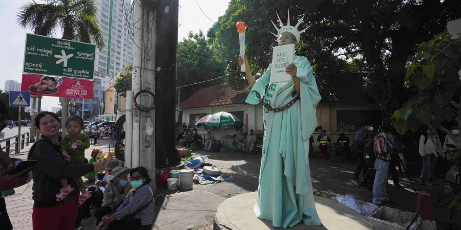 Theary Seng, amerikanischen Anwältin und Menschrechtsaktivistin, gekleidet im Kostüm der Lady Liberty, steht vor dem Stadtgericht von Phnom Penh.