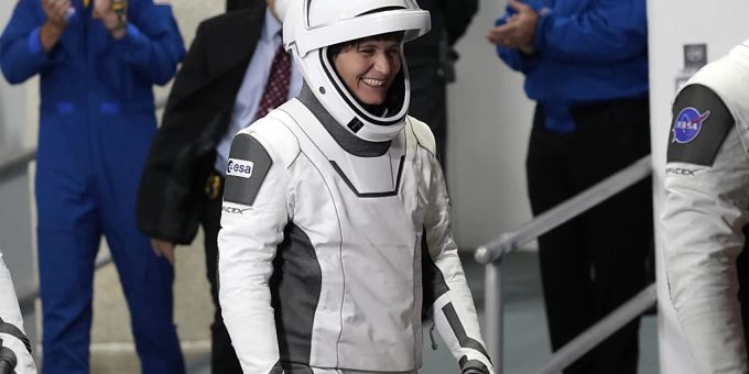Die italienische Astronautin Samantha Cristoforetti Ende April kurz vor dem Einstieg in die Rakete, die sie und ihre Kollegen in die Internationale Raumstation (ISS) brachte. esa