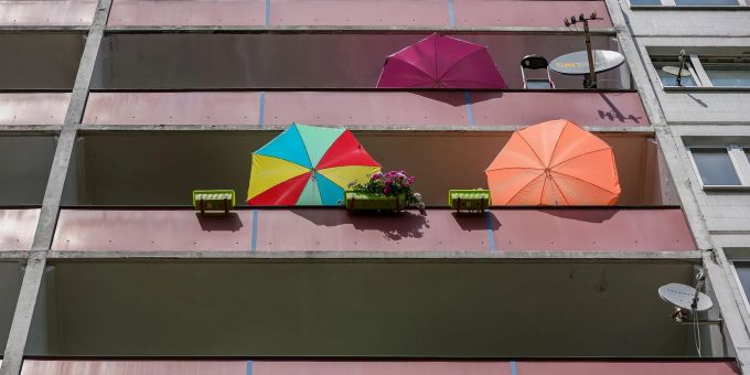 Bunte Schirme gegen die brütende Hitze: Wie hier in Halle stiegen die Temperaturen heute erneut vielerorts in rekordverdächtige Regionen. Bunte Schirme gegen die brütende Hitze: Wie hier in Halle stiegen die Temperaturen heute erneut vielerorts in rekordverdächtige Regionen.