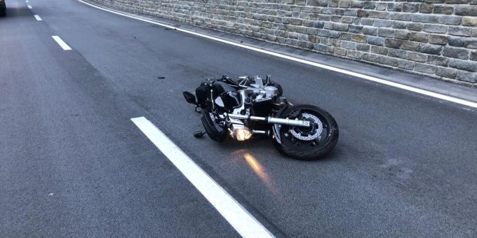 Zernez: Motorrad kollidiert mit Leitplanke Zernez: Motorrad kollidiert mit Leitplanke