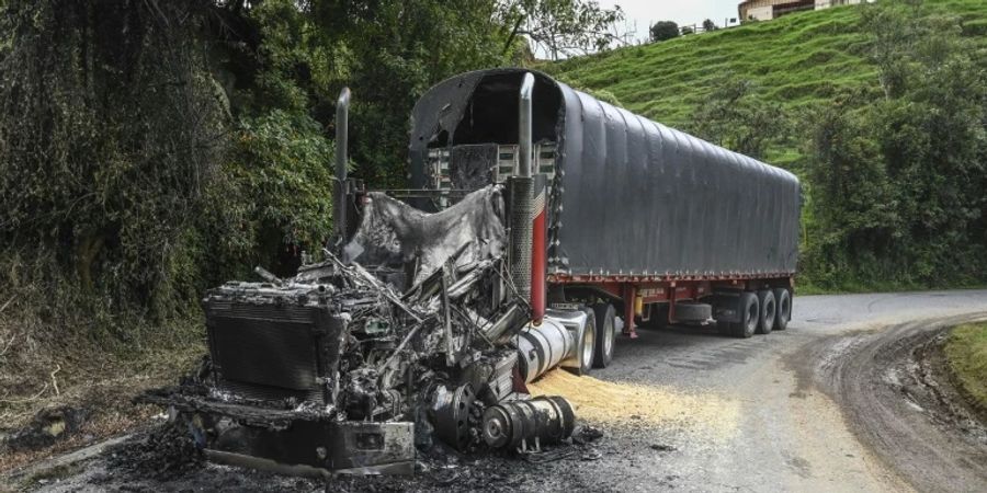 Ausgebrannter Lkw im Departement Antioquia