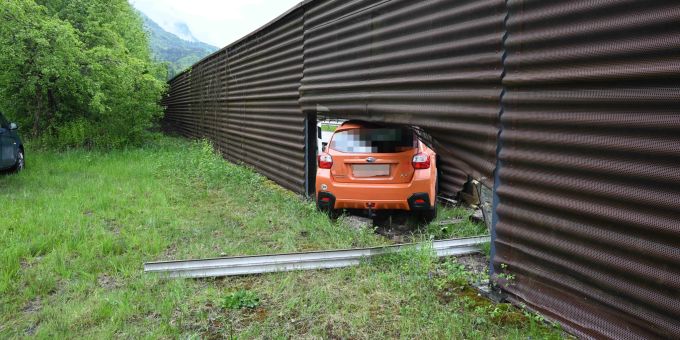 Tscherlach SG: Auto prallt in Lärmschutzwand. Tscherlach SG