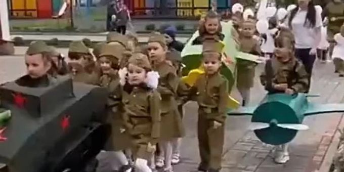 Russische Kinder in Militär-Uniform. (Symbolbild) russische