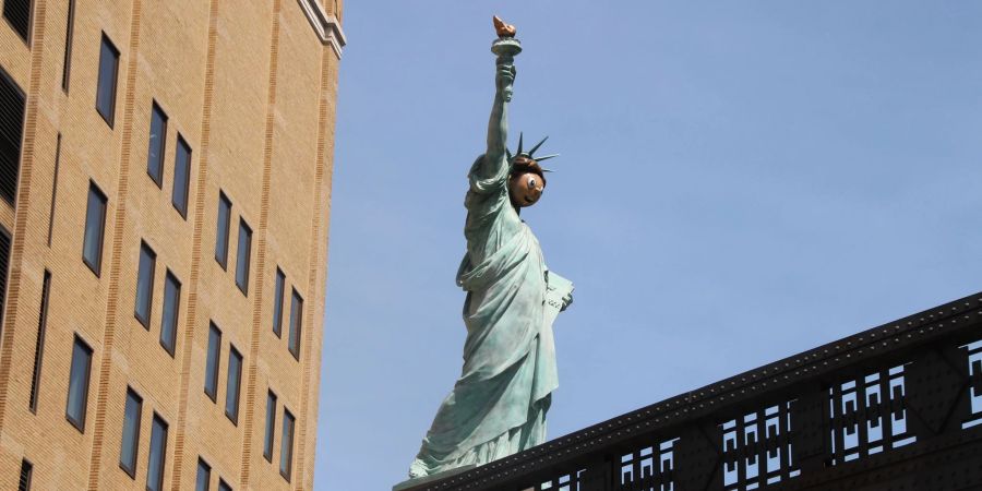 Eine der Freiheitsstatue ähnlich sehende Skulptur auf New Yorks High Line - mit Comic-Gesicht.