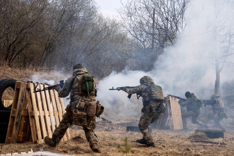 Ukrainische Soldaten nahe Lwiw.